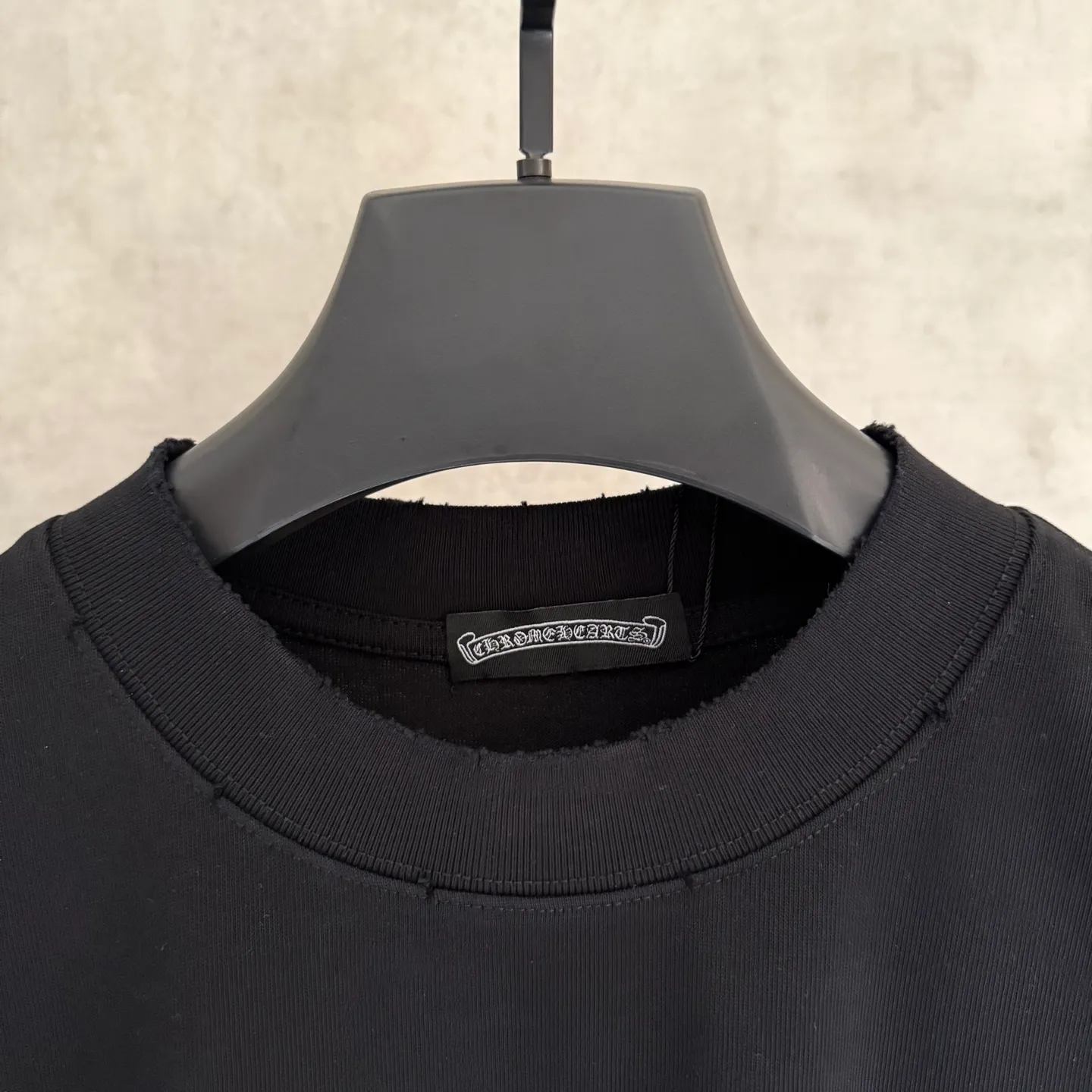 🅿️330 [Strict quality control] CH Crow Heart's new long-sleeved sweatshirt T-shirt. Heavy 340g double yarn fabric. Four flower positions on the front, back and left. Wash the whole garment twice. The four sides are frayed and torn. Heavy fabric. The neckline is made of icy Salona. Loose fit. Deep, wide and stylish. No deformation or shrinkage. Black and white color. Size: M-2xl